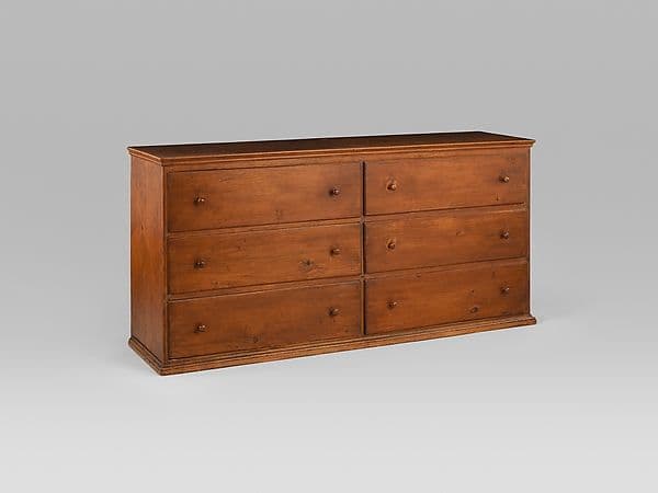 Long Shaker pine counter with banks of drawers and small turned knobs