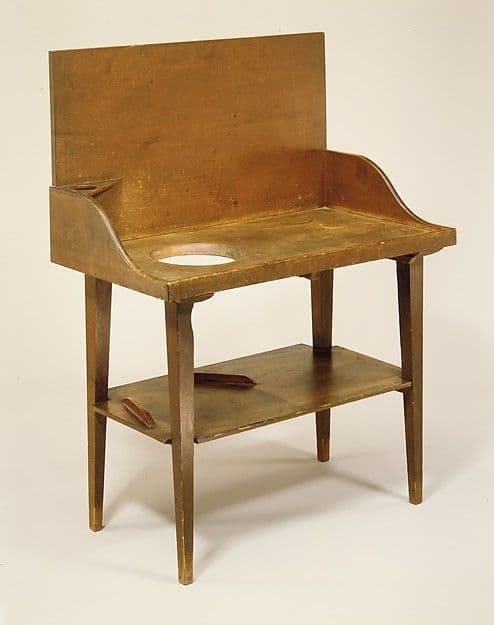 Shaker wash stand with a shaped splash board, tapered legs and a lower shelf